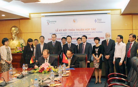Ký[-]kết[-]hợp[-]tác[-]tăng[-]trưởng[-]xanh[-]và[-]sử[-]dụng[-]bền[-]vững[-]tài[-]nguyên[-]môi[-]trường